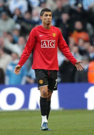 足球英超豪门逆转取胜，主帅赛后握拳怒吼（英超豪门完成逆转取胜 主帅赛后握拳怒吼）