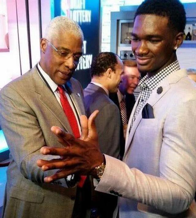 篮球湖人客场取胜，球迷直呼不容易（湖人客场告捷，球迷感叹来之不易）