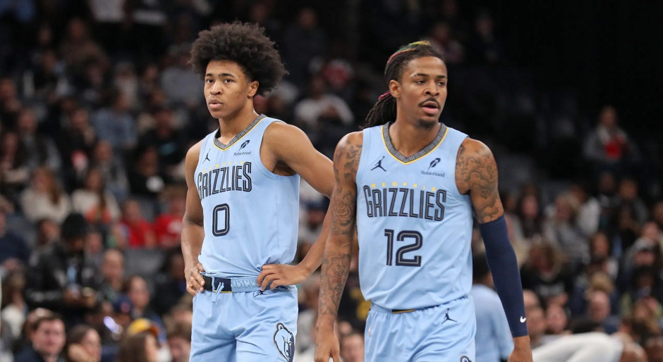 仍在摸索使用文班的最佳方式——米奇会密切把控他的出场时间（文班最佳使用方案尚在探索，米奇将严控他的出场时长）