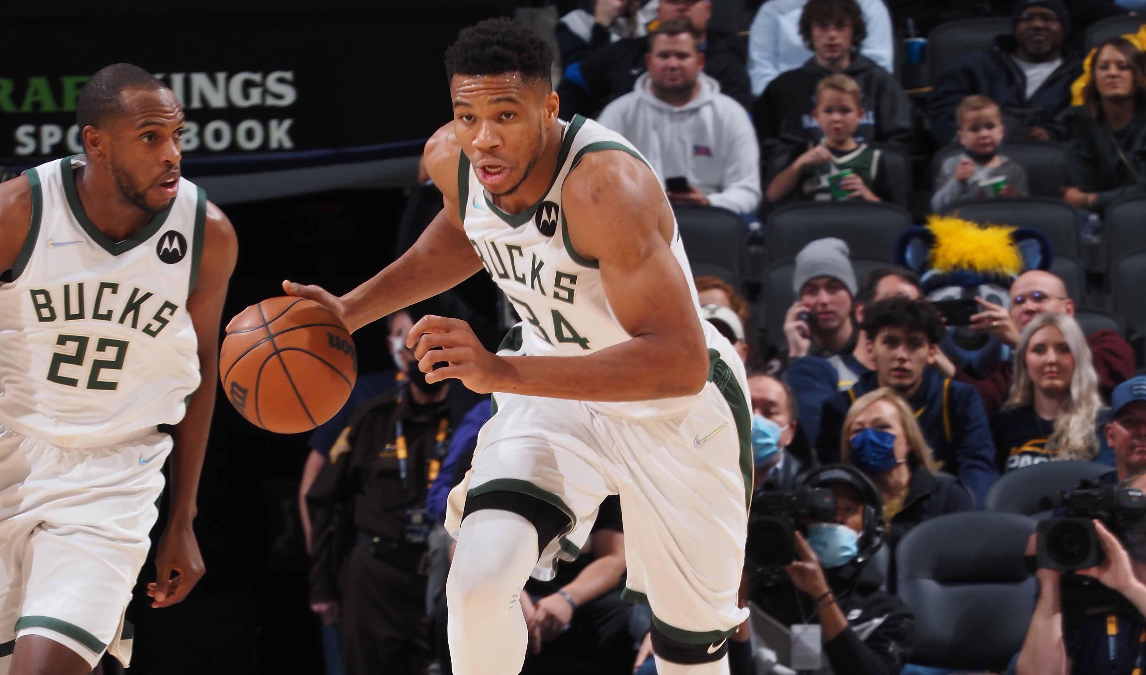 T倒了！预热《怪奇物语》最终季，拜仁球员穿特制热身服出场（拜仁球员穿定制热身服亮相，为《怪奇物语》最终季预热）