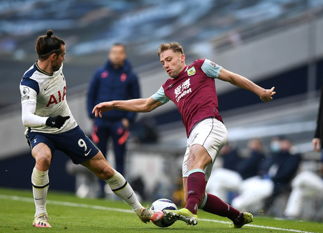 活力十足！兰代尔10中6拿到17分8板2帽 其中6前场板（兰代尔火力全开！10投6中砍下17分8板2帽，前场篮板6个）