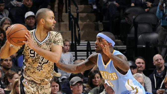 图片报：乌尔比希佩戴特制眼镜与耳罩训练，为了提高专注力（图片报：为提升专注力，乌尔比希训练中佩戴特制眼镜与耳罩）