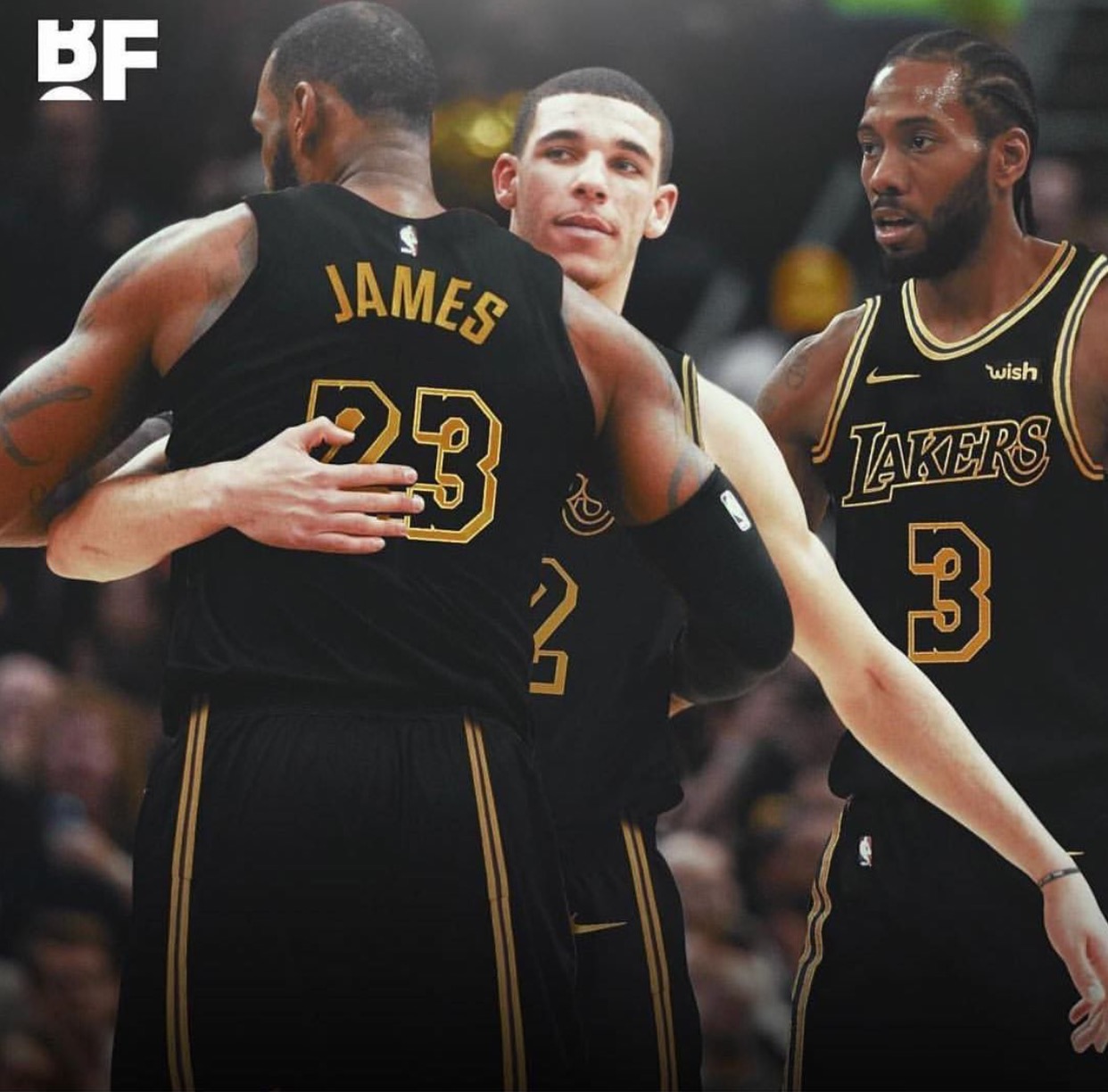 庆祝进球的时候拉着你自拍的是谁？福登：不认识，随便找的人（进球庆祝时把你拽来自拍的是谁？福登：不认识，临时随便找的）