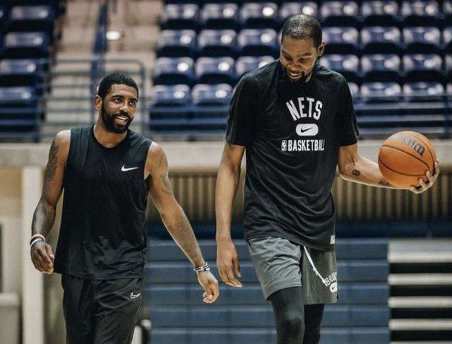 图片报：阿德耶米和他妻子拍了一部生活纪录片，预计明年上线（图片报：阿德耶米携妻拍摄生活纪录片，预计明年播出）