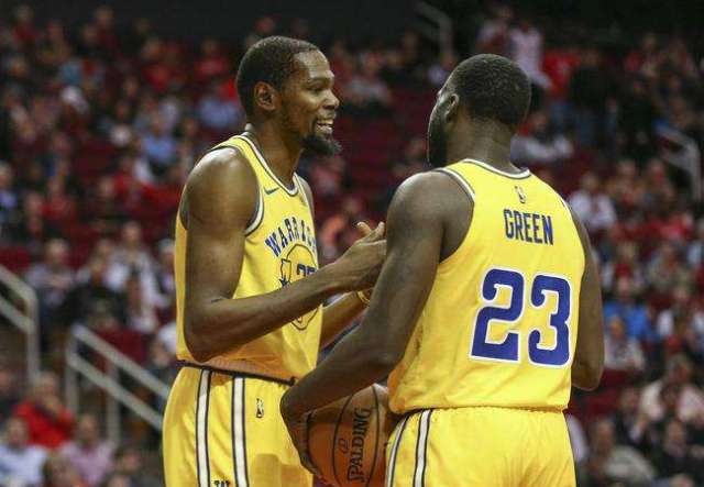 AC米兰通过老将策略增强阵容，引进莫德里奇和蒂亚戈-席尔瓦，弥补后防不足，延续稳定表现。（AC米兰老将加持：莫德里奇与蒂亚戈-席尔瓦加盟，补强后防延续稳定）