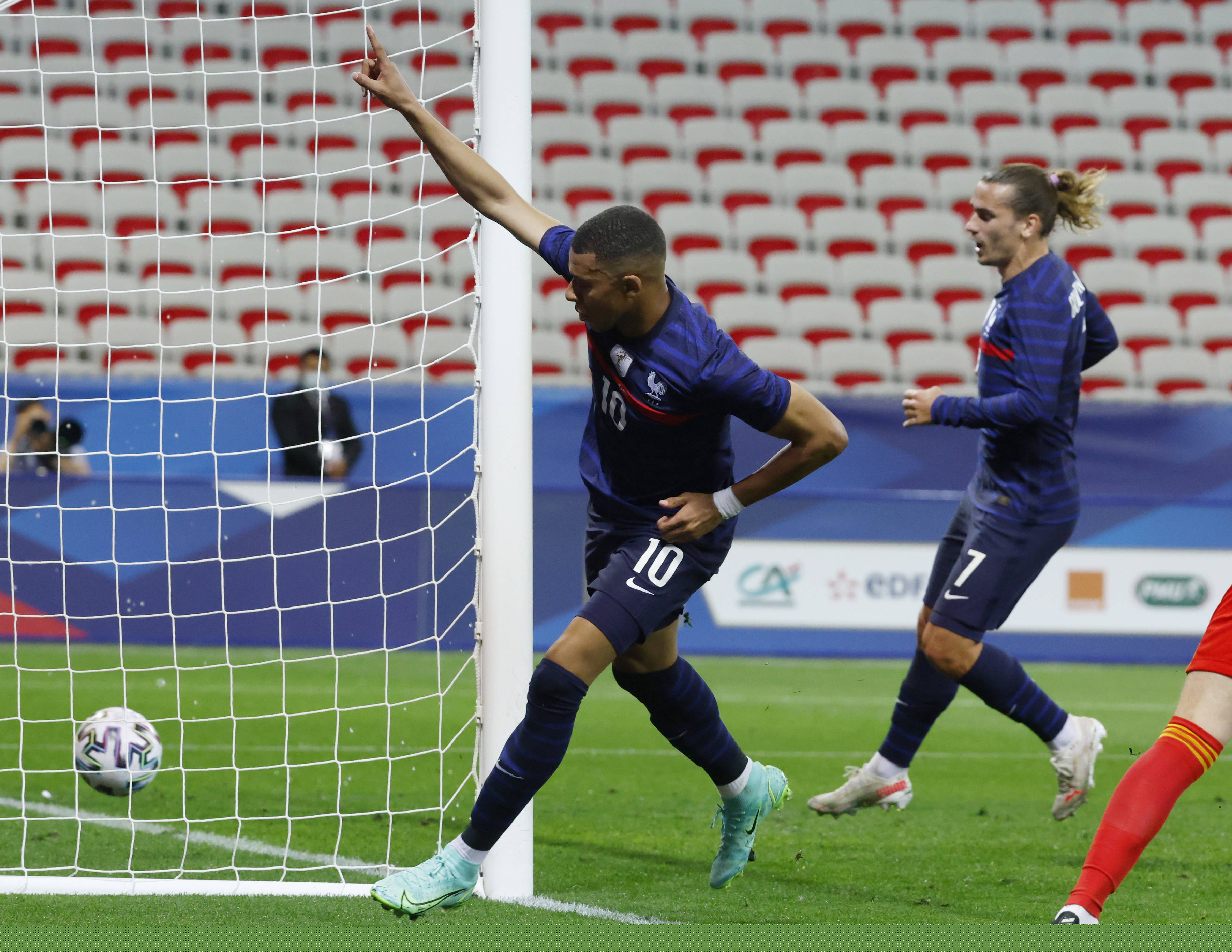 欧文突破防线送出关键助攻（欧文穿透防线奉上关键助攻）