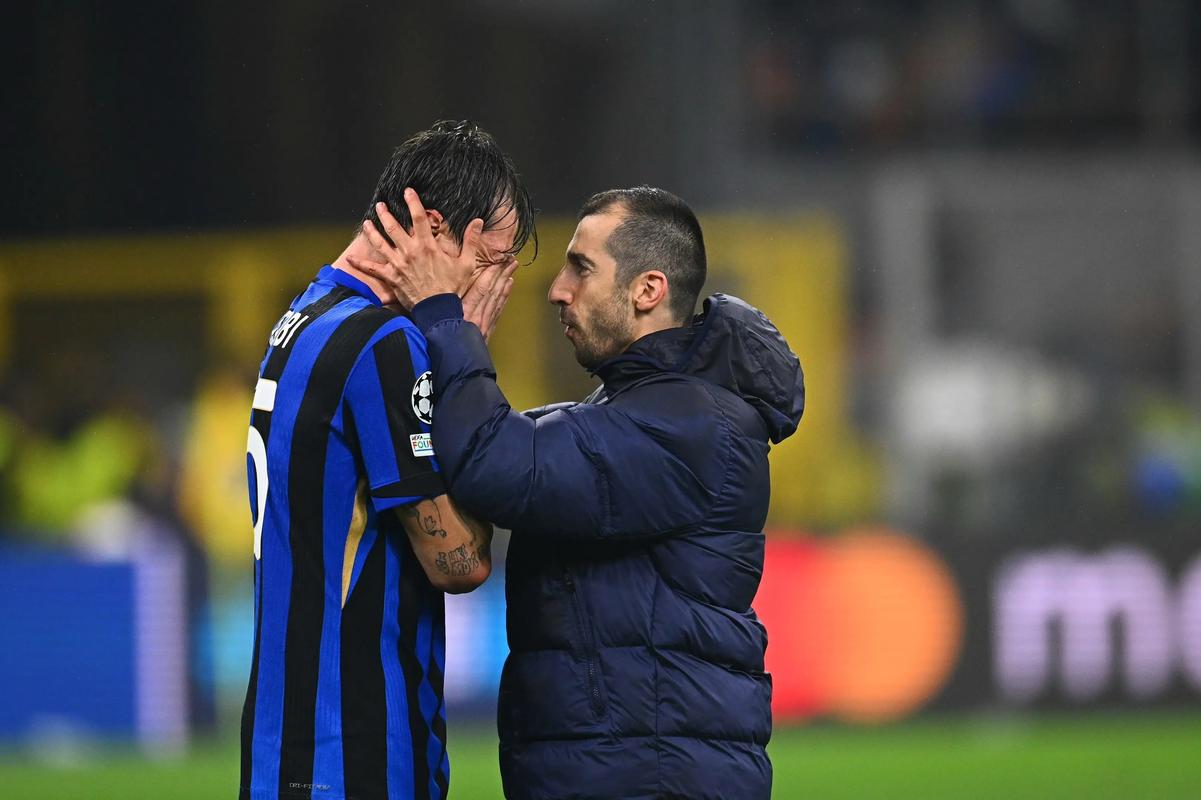 老伙夫燃尽了！霍福德首节连中四记三分 勇士瞬间领先独行侠12分（老霍手感爆棚！首节命中四记三分，勇士瞬间拉开对独行侠12分差距）