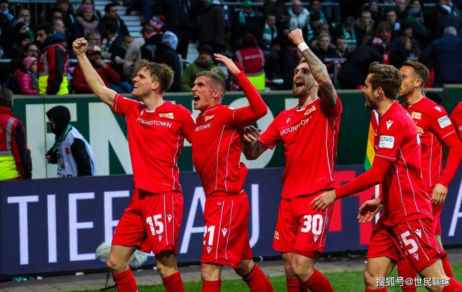 霍伊伦：我喜欢压迫和背对球门；进球美妙但功劳要和球队分享（霍伊伦：热爱高压逼抢与背身拿球；进球再美，荣耀也要与全队同享）