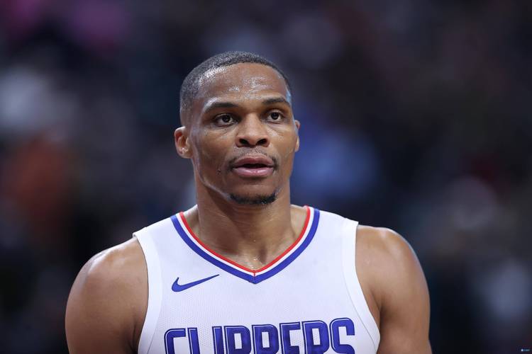 黑白双塔！半场大卫·詹姆斯7中5砍13分7板3助 雷诺兹5中4拿11分（内线双雄发威！半场大卫·詹姆斯7投5中13分7板3助，雷诺兹5投4中斩获11分）