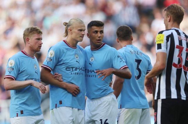 致敬球队传奇，多特官方商城为球迷免费印11号罗伊斯（多特致敬传奇：官方商城为球迷免费印制罗伊斯11号）