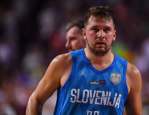 一日英超动向：曼联想要昔日狼队中场主力，格拉斯纳不再续约（英超今日速览：曼联瞄准前狼队中场核心，格拉斯纳决定不续约）