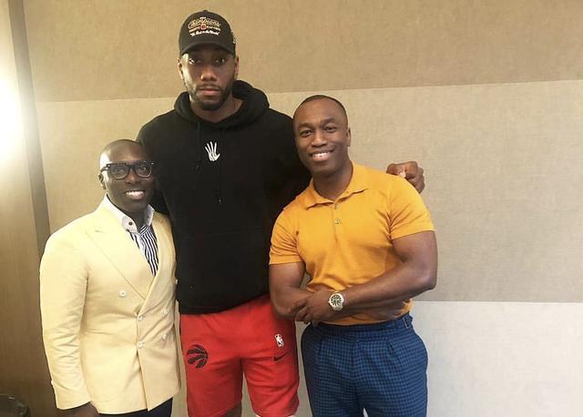 要不休息吧！华子第三节依然被伤病困扰 不断捂着自己受伤的位置（不如暂时休战？华子第三节仍受伤势困扰，频频捂着伤处）