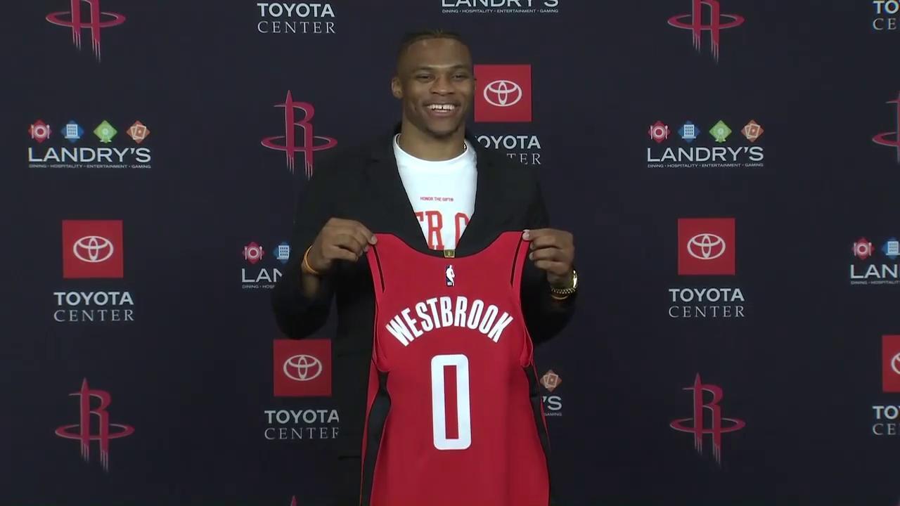 亚泰为客场全勤球迷颁发纪念证书，谭龙、徐浩峰等人参与颁奖（谭龙、徐浩峰等为亚泰客场全勤球迷颁发纪念证书）