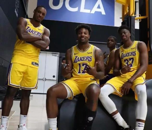 佩德里时隔1各月再为巴萨登场，送出28次传球，3次过人成功（佩德里时隔一月复出为巴萨出战，完成28次传球与3次成功过人）