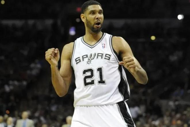 赢你3球，维尼修斯连续比出手势“1.2.3”回应毕巴球迷嘲讽（3球大胜后，维尼修斯连比“1-2-3”手势回击毕巴球迷嘲讽）