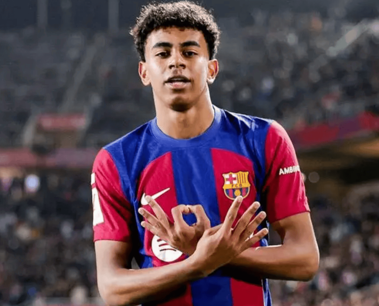 后卫身体对抗强度惊人，主帅盛赞（后卫对抗硬度爆表，主帅力赞）