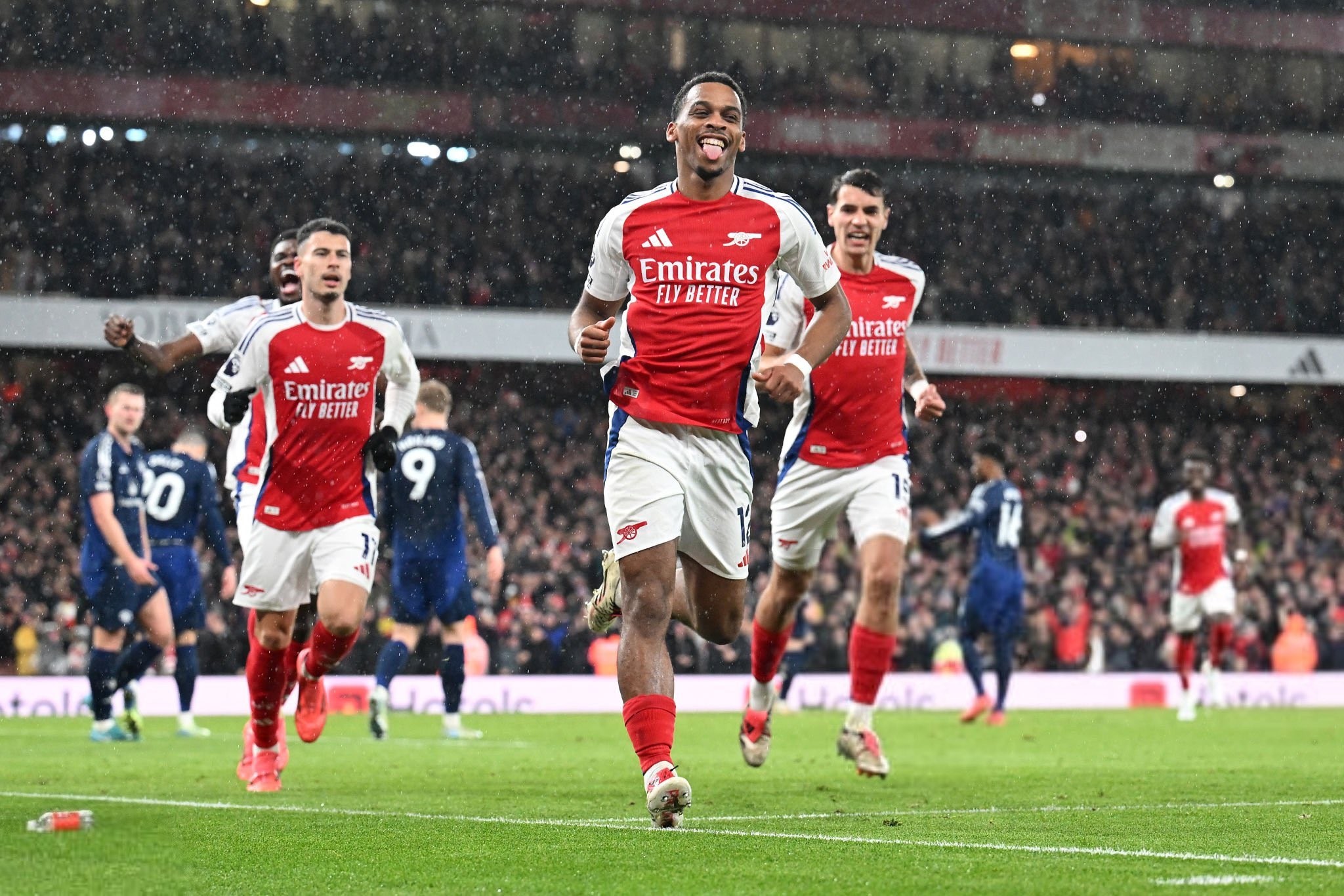 圣诞前夕送温暖，萨卡、马丁内利等阿森纳球员探望生病的孩子（圣诞将至，萨卡、马丁内利等阿森纳球员走访病童传递温暖）