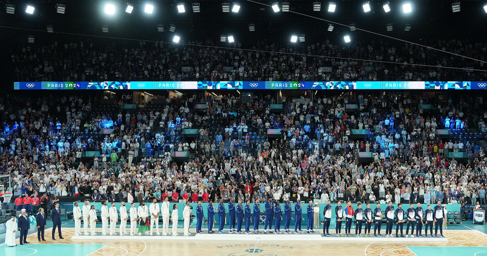 王哲林在昨晚的比赛中表现出色，展现了他作为球队核心的能力和实力。（王哲林昨夜高光发挥，彰显其球队核心地位与实力）