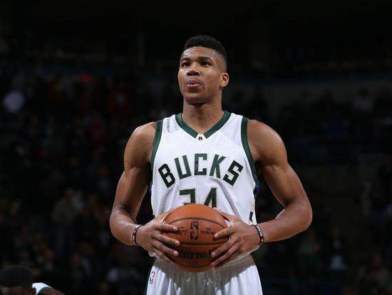 埃芬博格：拜仁前场三人能给卡尔空间，把他与梅西相比没好处（埃芬博格：拜仁锋线三人组能为卡尔创造空间，与梅西对比毫无裨益）