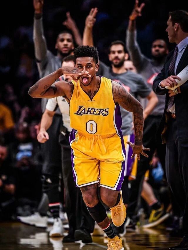 斯基拉：DV9续约的唯一可能是接受3-4年合同，年薪600-800万（斯基拉：DV9续约需签3-4年合约，年薪600-800万为唯一方案）