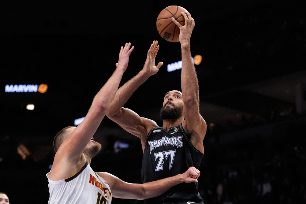 高尔夫俱乐部工作服，选棉还是聚酯纤维？（高尔夫俱乐部工装：该选棉质还是聚酯纤维？）