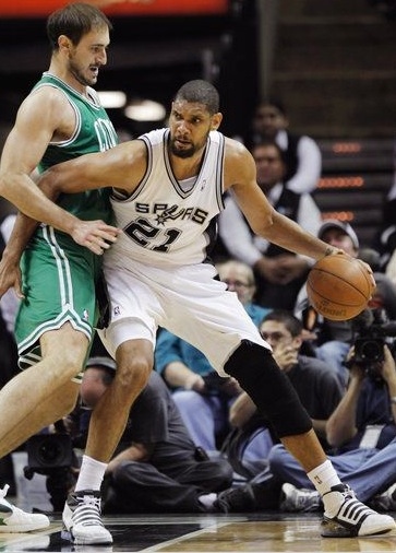 深圳男篮逆转北京王薪凯关键表现（王薪凯发威助深圳男篮逆转北京）